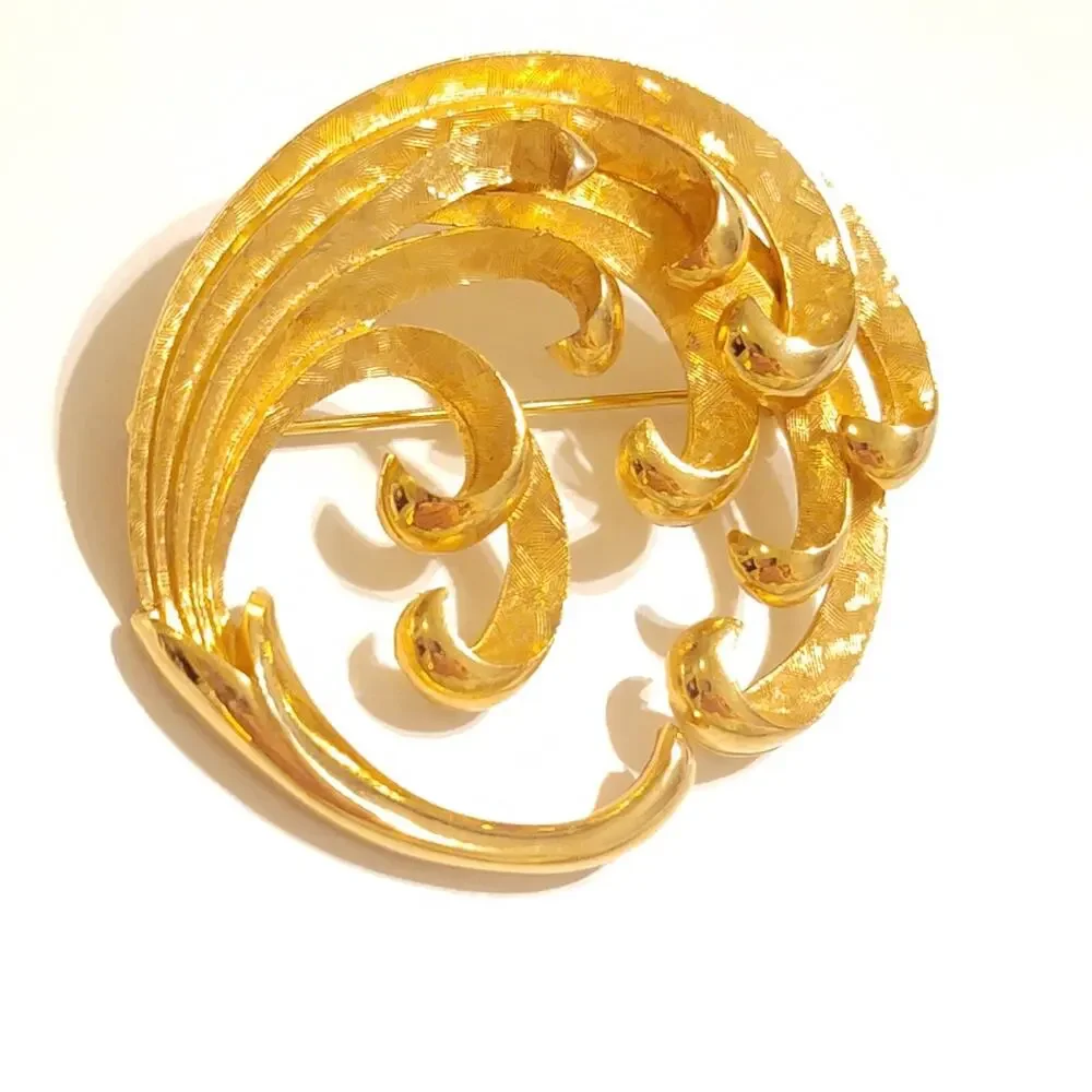 Vintage Large Gold Waves Round Wreath Brooch Pin,‎ 2